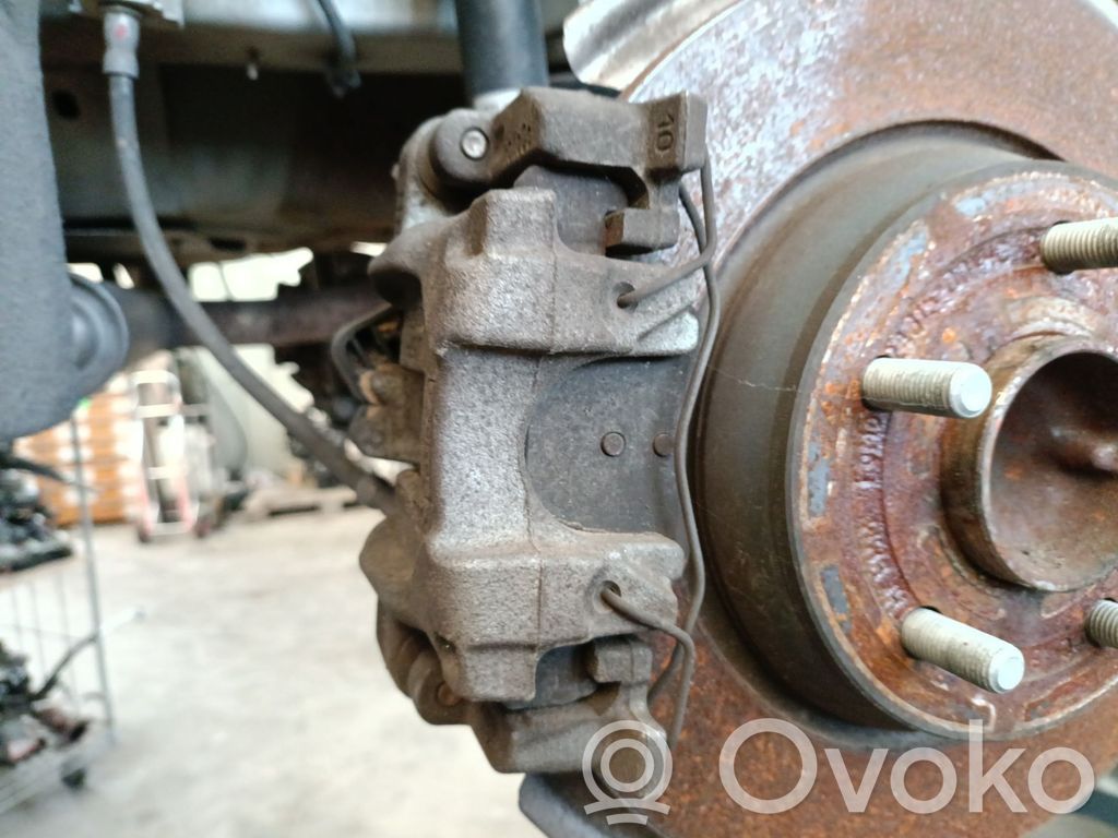 Ford Focus Jarrusatulan tyynyn pidike takana 