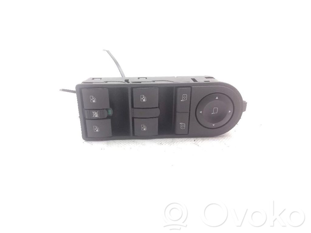 Opel Astra H Przyciski szyb 