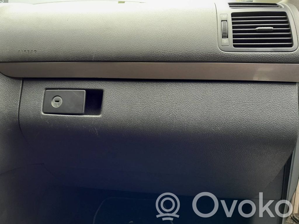 Volkswagen Touran I Cutie mănuși 