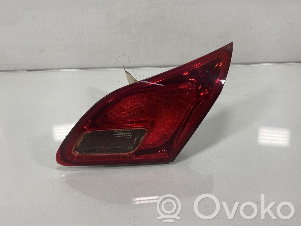 Opel Astra J Aizmugurējais lukturis pārsegā 