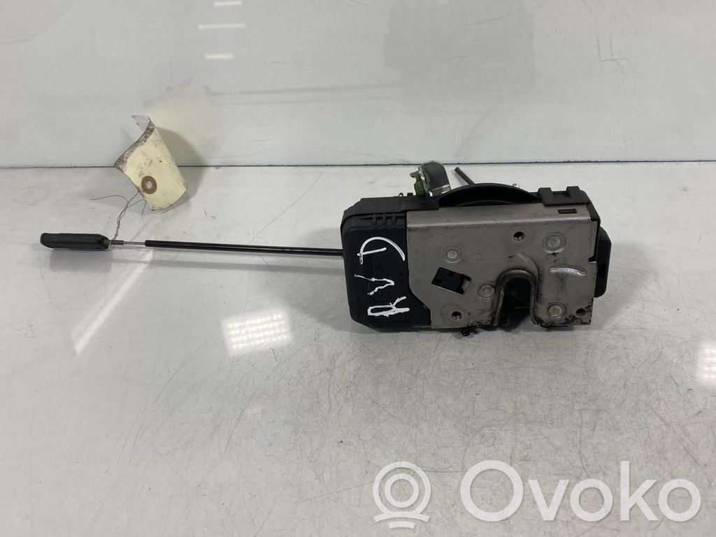 Opel Corsa C Priekšpusē slēdzene 