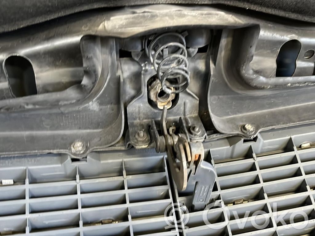 Mercedes-Benz E W210 Konepelti