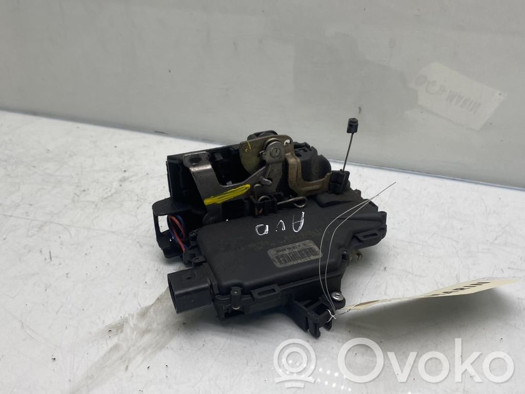 Volkswagen New Beetle Zamek drzwi przednich 