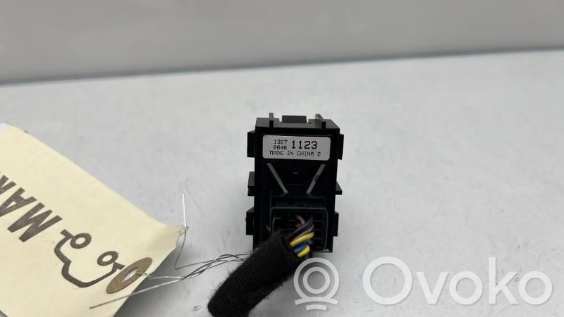 Opel Meriva B Przycisk / Włącznik hamulca ręcznego 