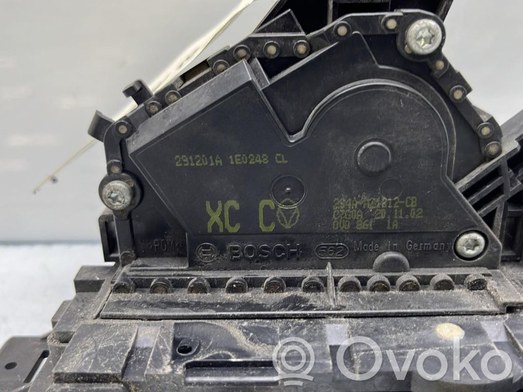 Ford Focus Priekšpusē slēdzene 