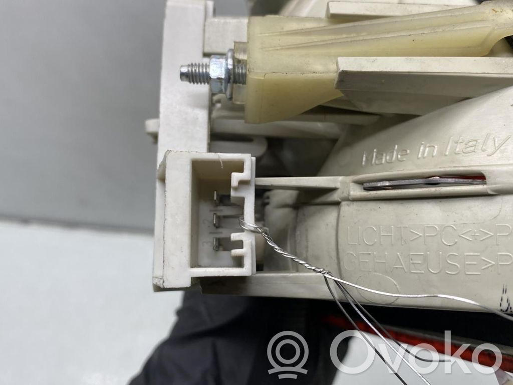 BMW 5 E60 E61 Aizmugurējais lukturis pārsegā 