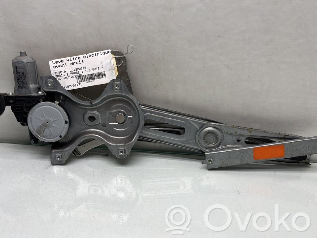 Toyota Yaris Elektryczny podnośnik szyby drzwi przednich 