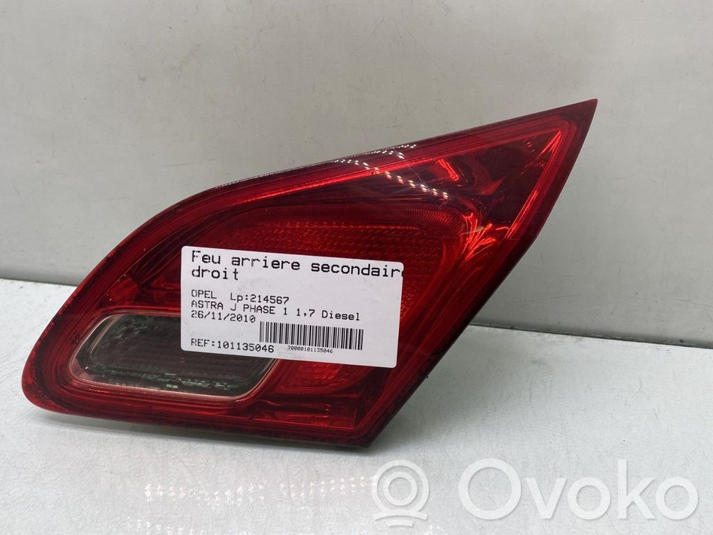 Opel Astra J Aizmugurējais lukturis pārsegā 
