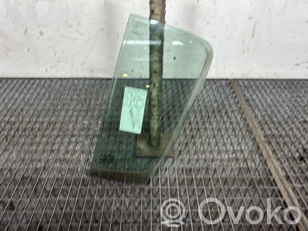 Ventanilla de ventilación de la puerta trasera   8200427638