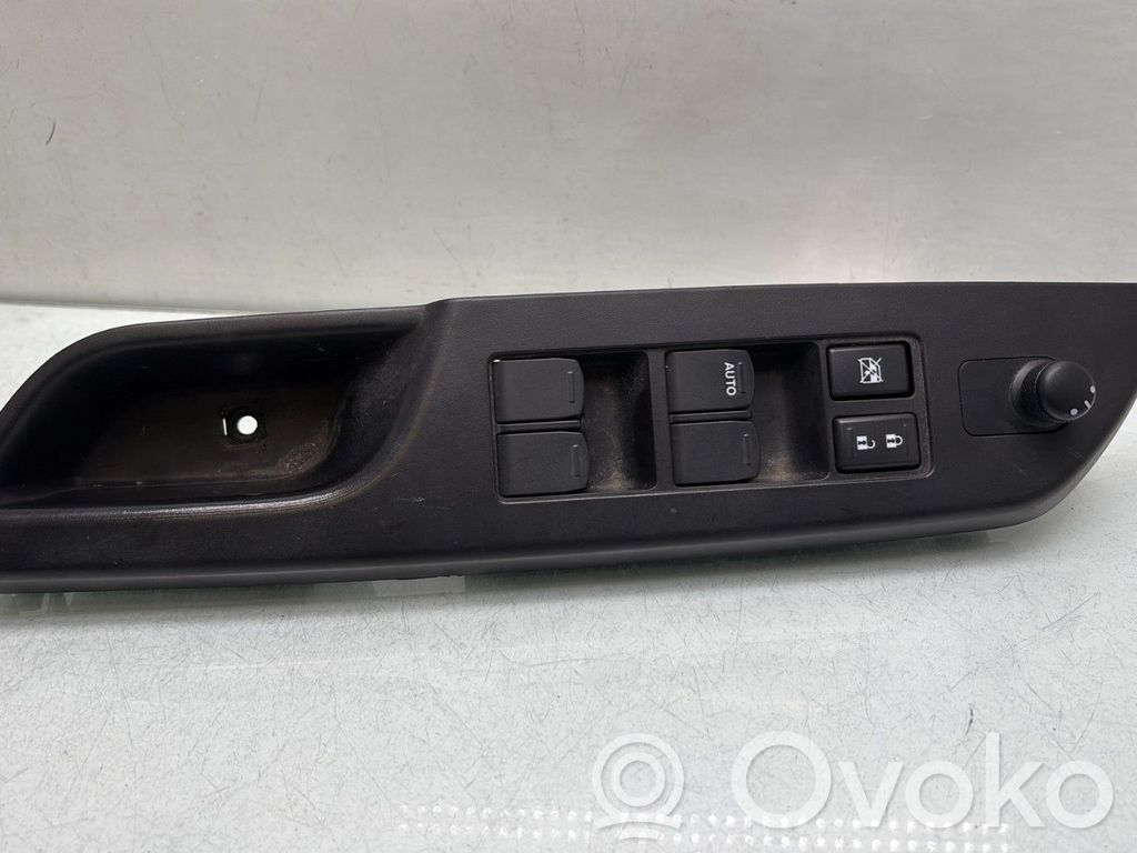 Suzuki SX4 Electric window control switch 