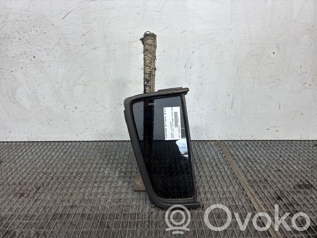 Ventanilla de ventilación de la puerta trasera   8455162J00