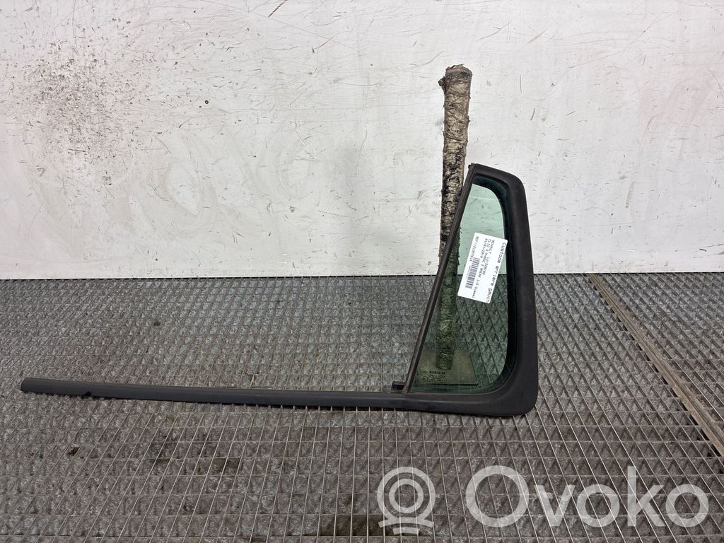 Renault Clio III Ventanilla de ventilación de la puerta trasera 