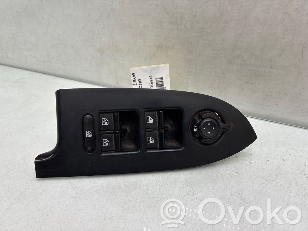 Alfa Romeo Giulietta Electric window control switch