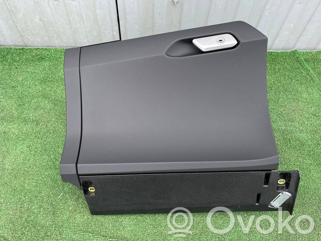 Audi e-tron Glove box 