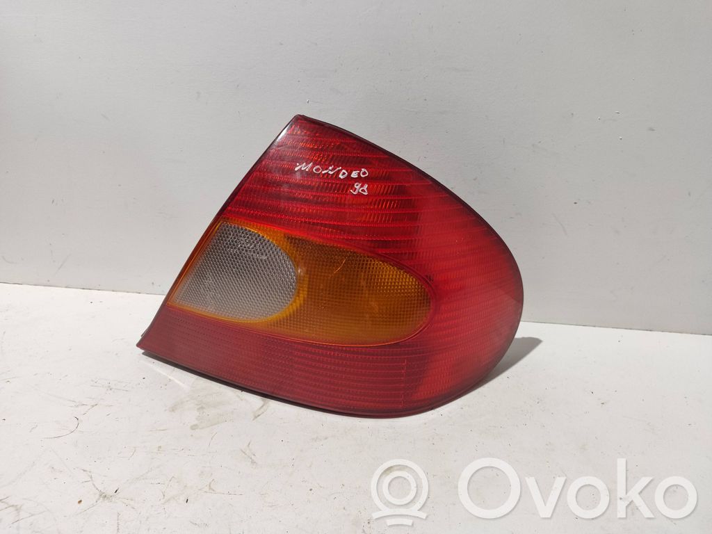 Ford Mondeo MK II Aizmugurējais lukturis virsbūvē 