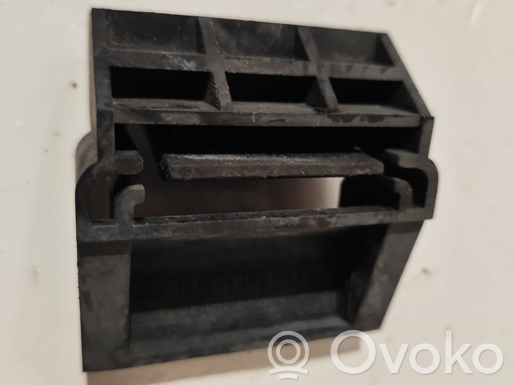 Radiator support slam panel bracket   1439116
