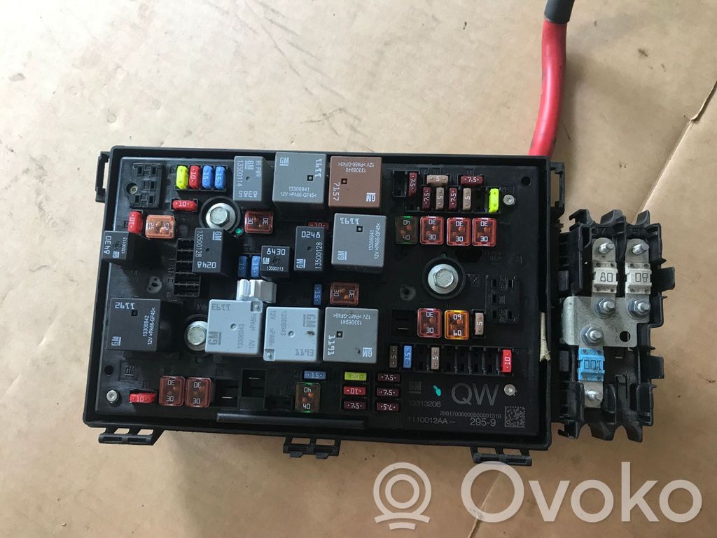 Opel Astra J Fuse module 