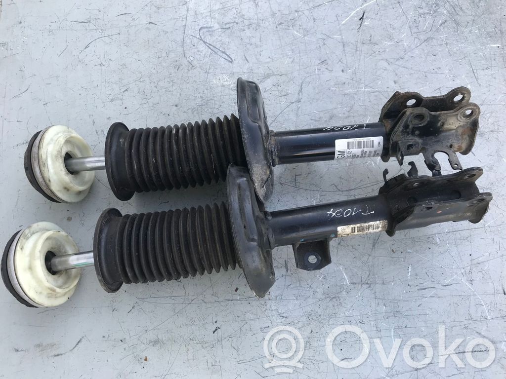 Opel Corsa D Priekšpusē amortizators 