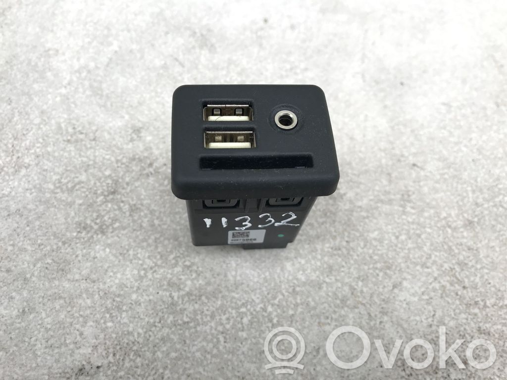 Opel Insignia A USB socket connector 