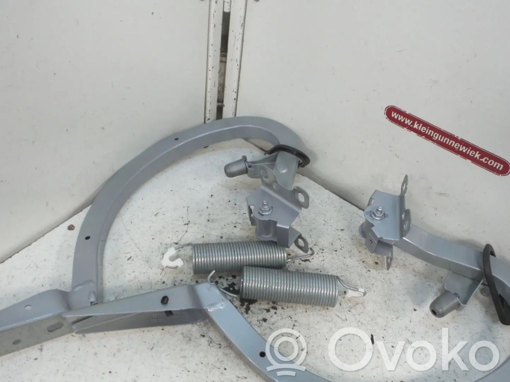 Tailgate/trunk/boot hinge   8W6827302,8W6827301
