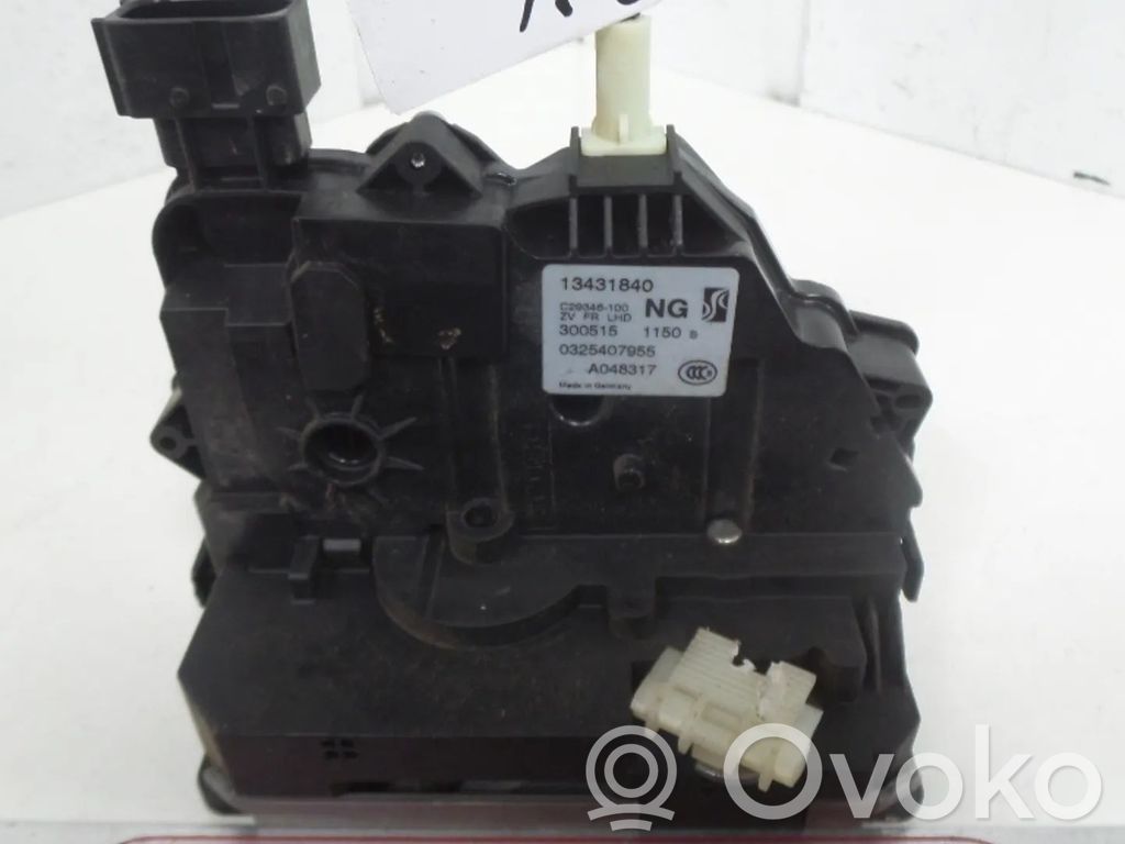 Opel Corsa E Priekšpusē slēdzene 