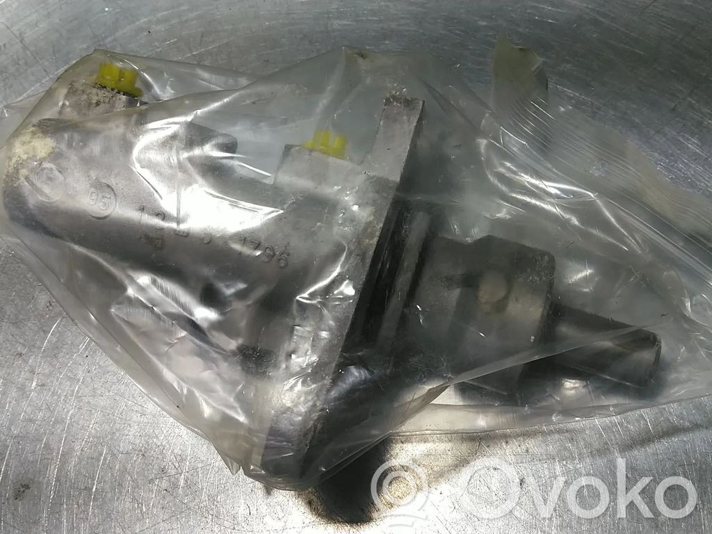 Audi A8 S8 D2 4D Master brake cylinder 