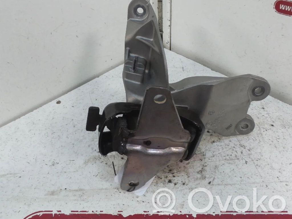 Volkswagen Amarok Engine mount bracket 