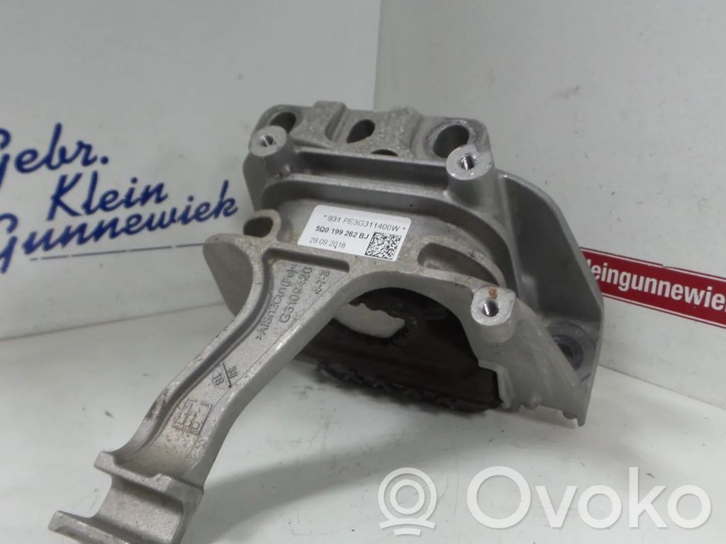 Volkswagen Golf VII Engine mount bracket 
