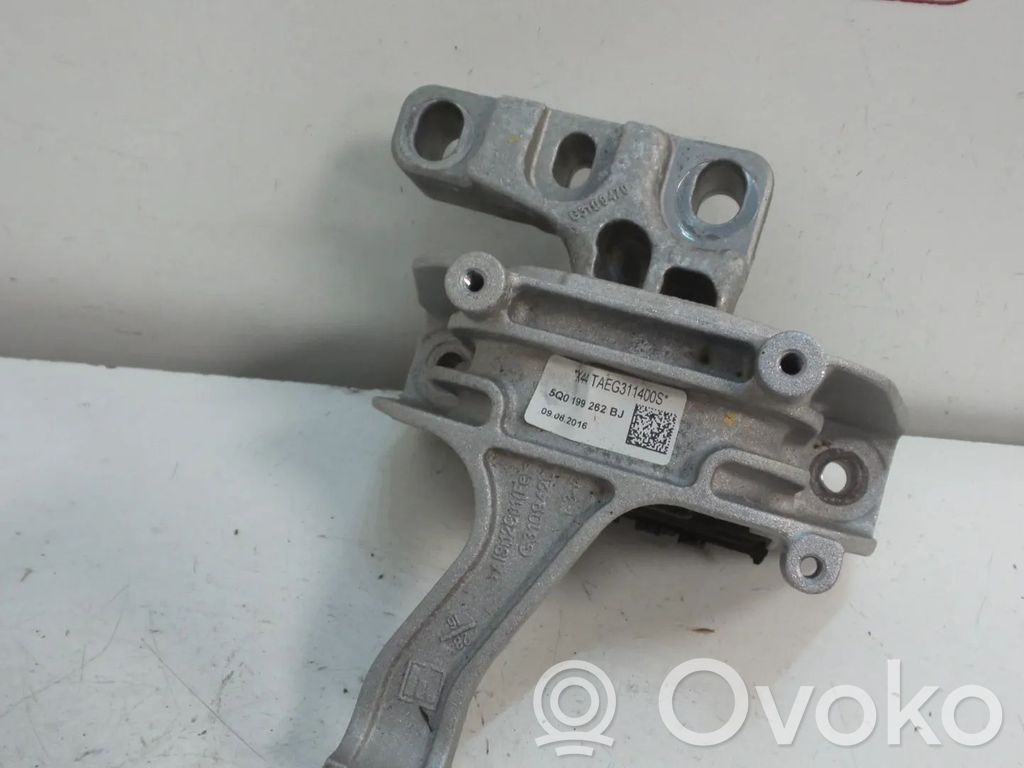 Volkswagen Golf VII Engine mount bracket 