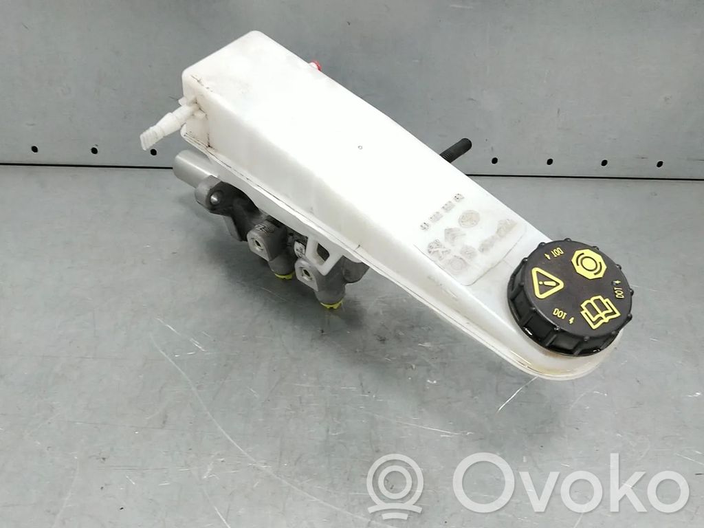 Opel Vivaro Главный тормозной цилиндр 