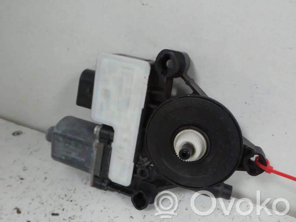 Audi A5 Motor del regulador de la ventanilla de la puerta delantera 