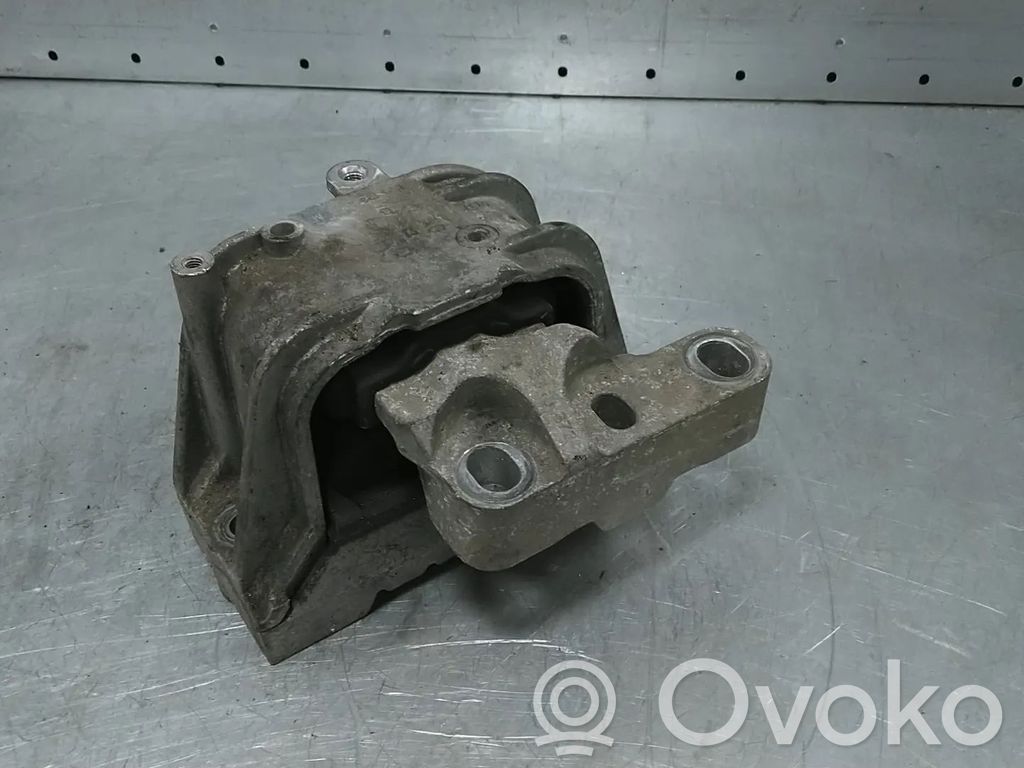 Volkswagen PASSAT B6 Engine mount bracket 
