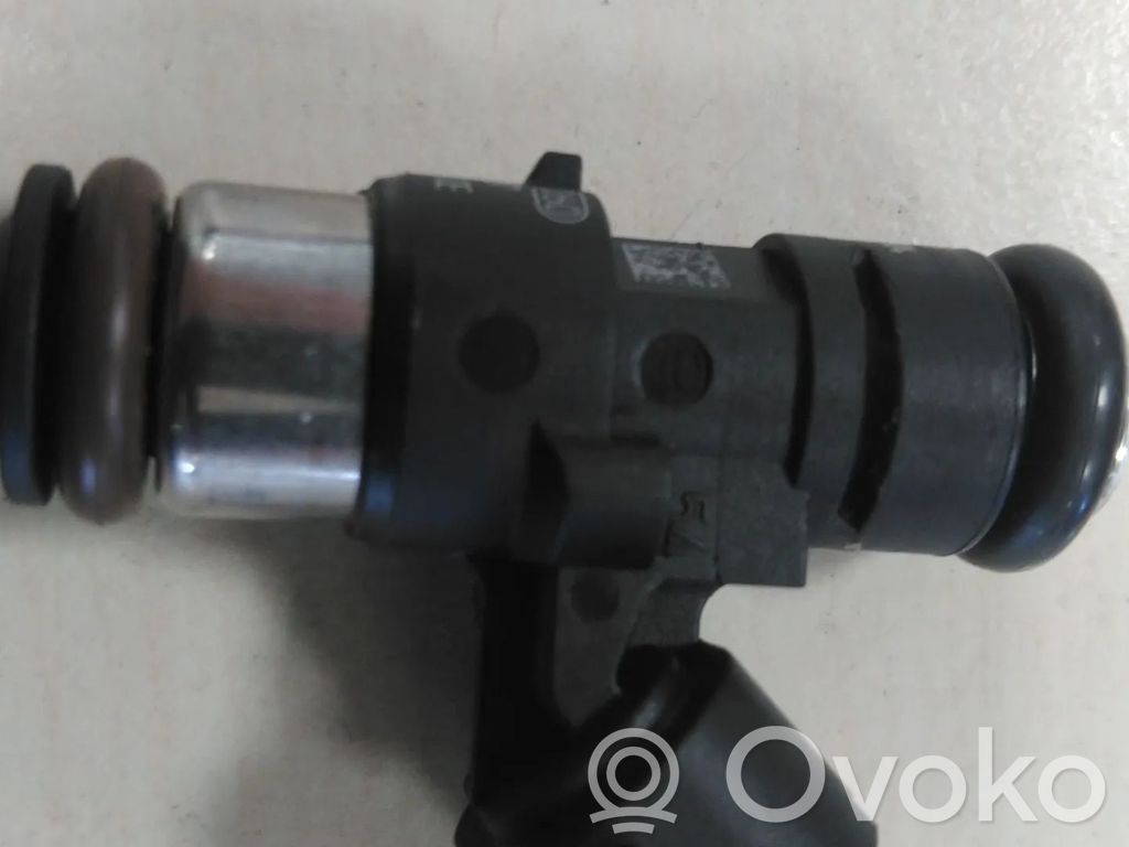 Volkswagen Polo VI Wtryskiwacz paliwa 