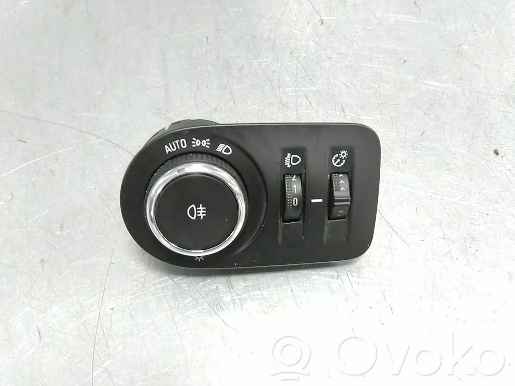 Opel Combo E Cita veida salona detaļa 