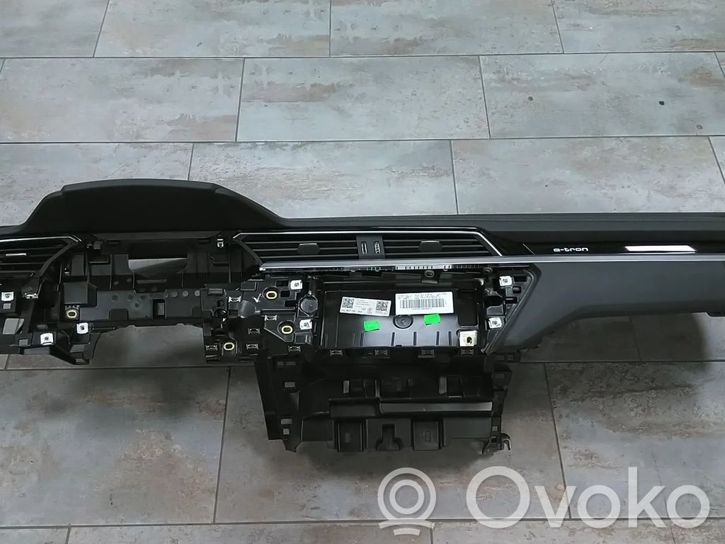 Audi e-tron Panelis 