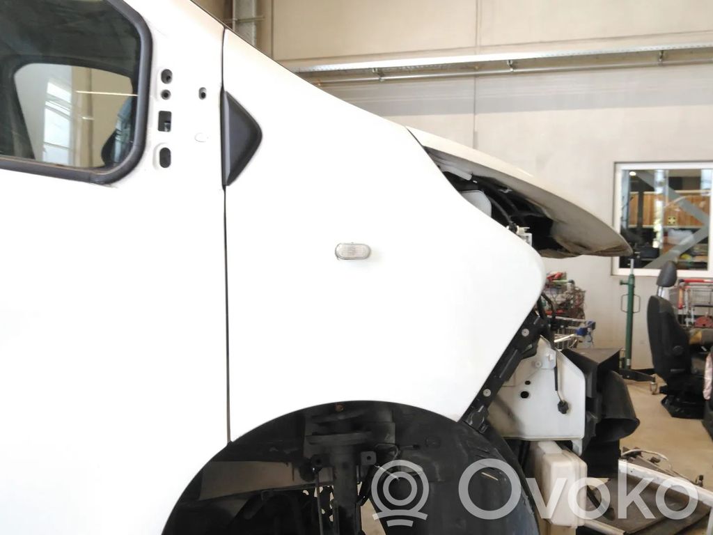 Opel Vivaro Błotnik przedni 