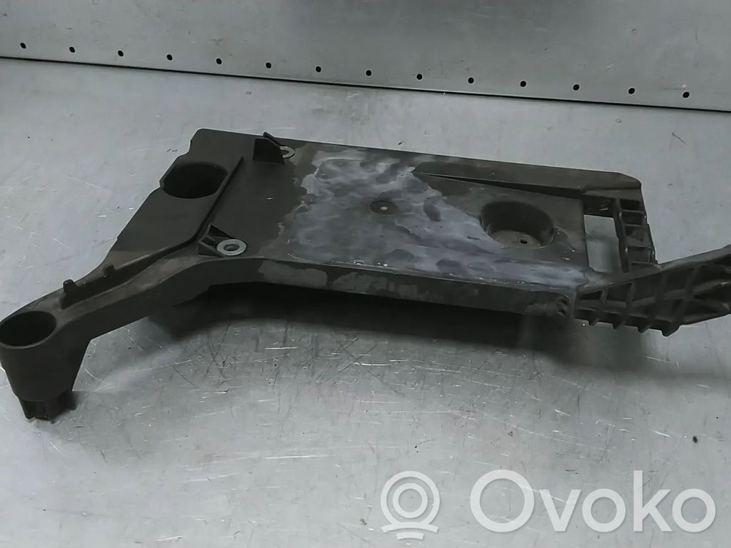 Volkswagen PASSAT B8 Support boîte de batterie