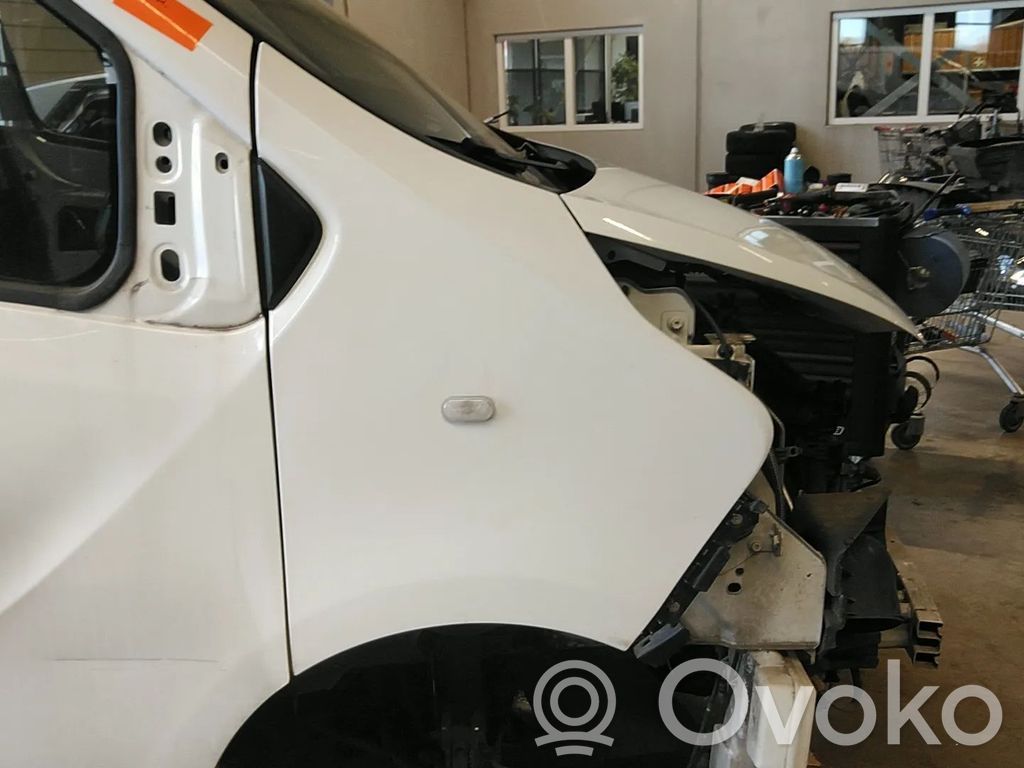 Opel Vivaro Błotnik przedni 
