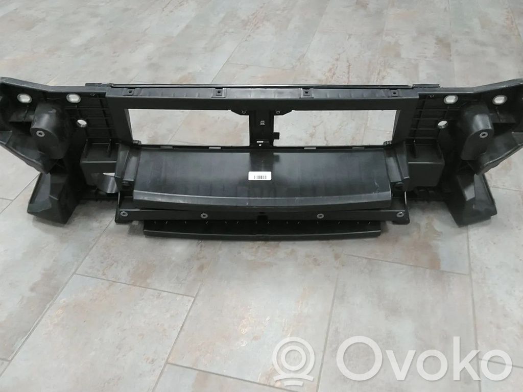 Iveco Daily 6th gen Jäähdyttimen kehyksen suojapaneeli 