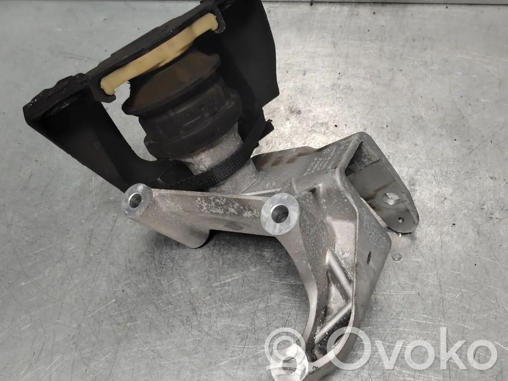 Volvo XC90 Engine mount bracket 