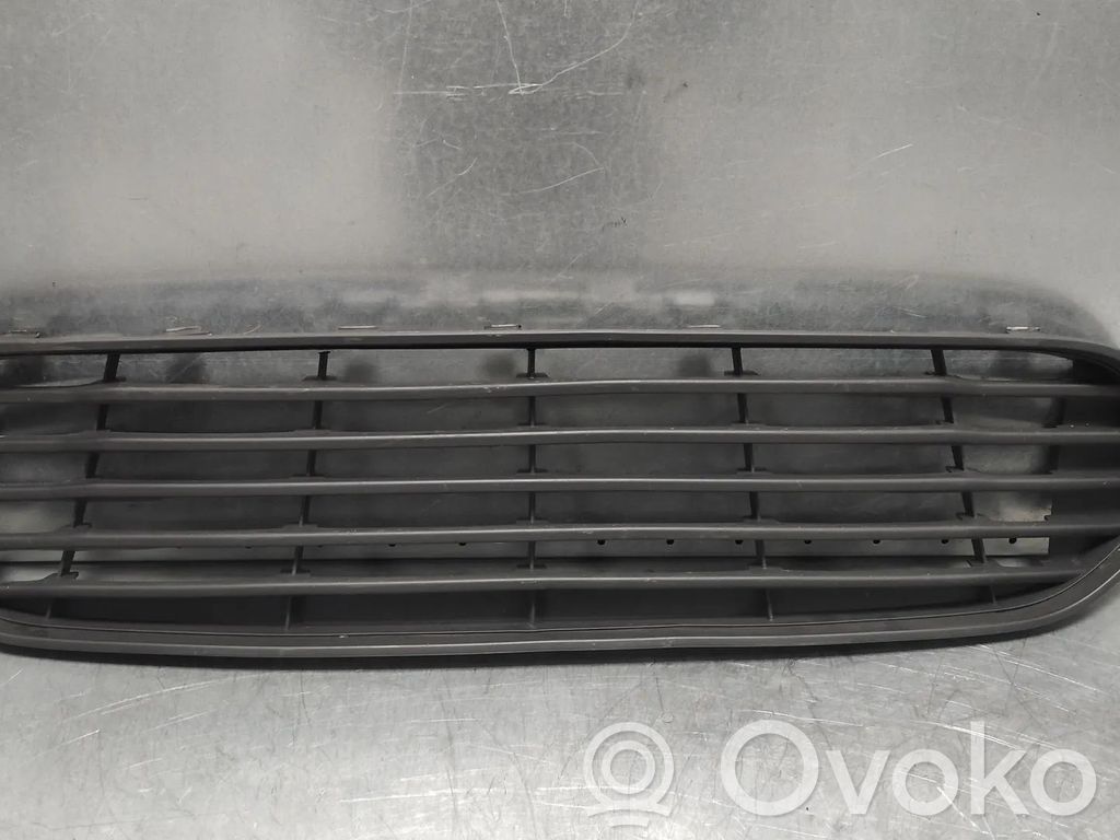 Ford Transit Courier Etupuskurin ylempi jäähdytinsäleikkö 