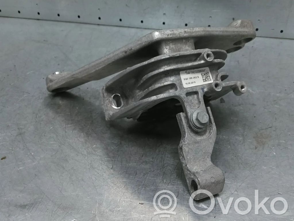 Volkswagen Golf VII Engine mount bracket 
