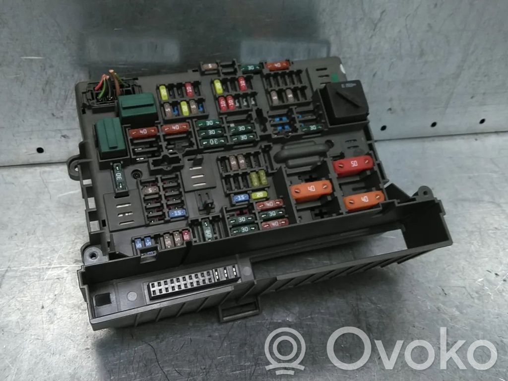 BMW 1 E81 E87 Ramka / Moduł bezpieczników 