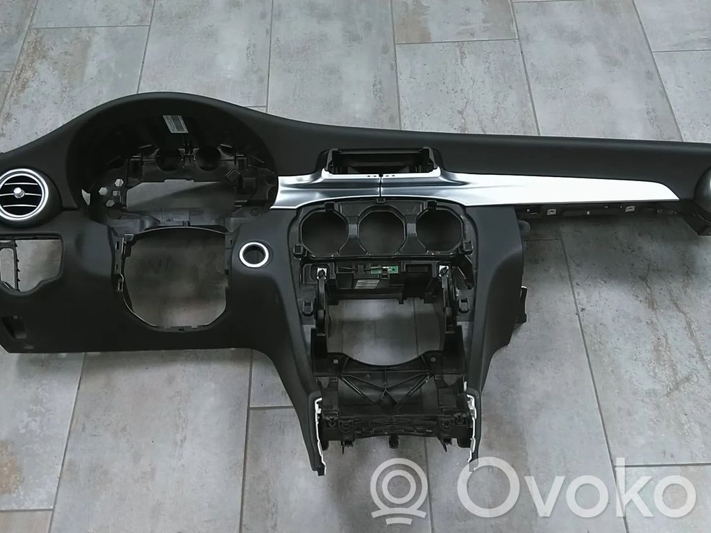 Mercedes-Benz C W205 Panel de instrumentos 
