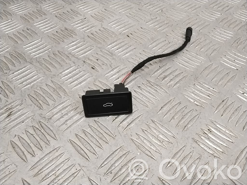 Skoda Superb B8 (3V) Tailgate opening switch 
