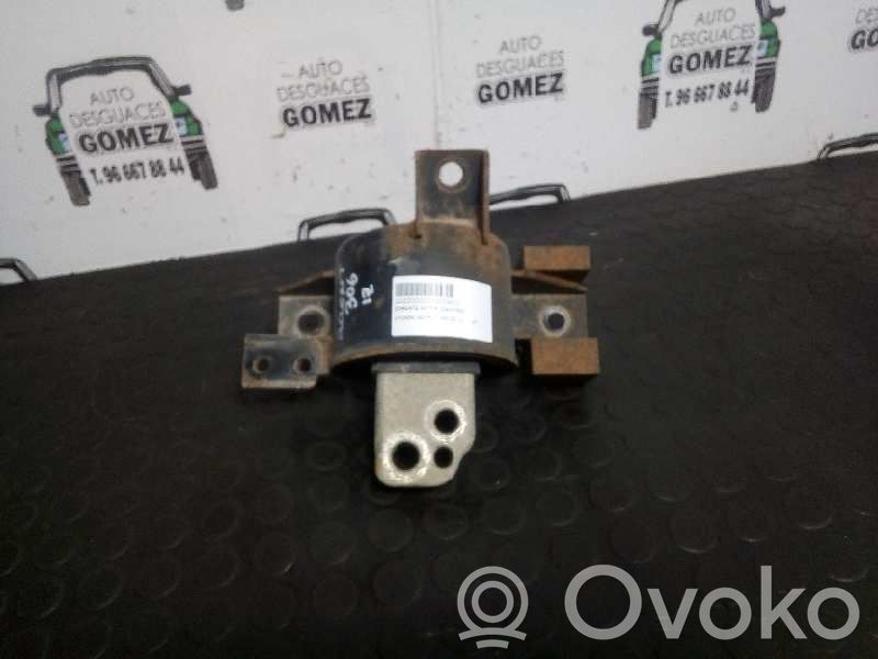 Hyundai Accent Engine mount bracket 
