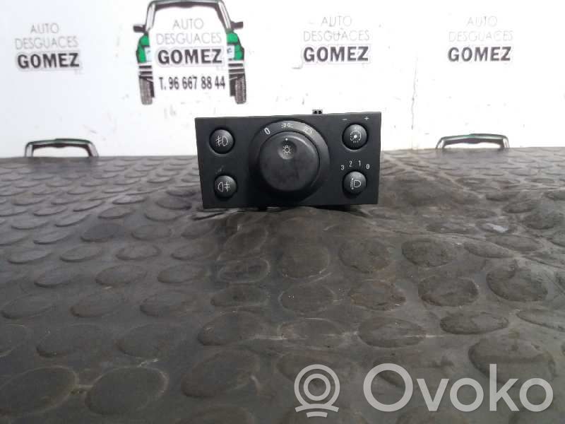Light switch   13178318