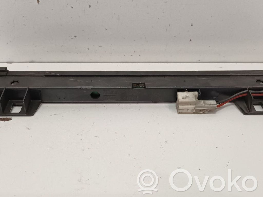 Nissan Almera N16 Troisième feu stop