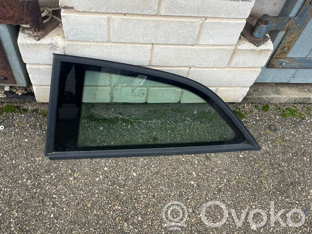 Audi A1 Side middle window/glass 