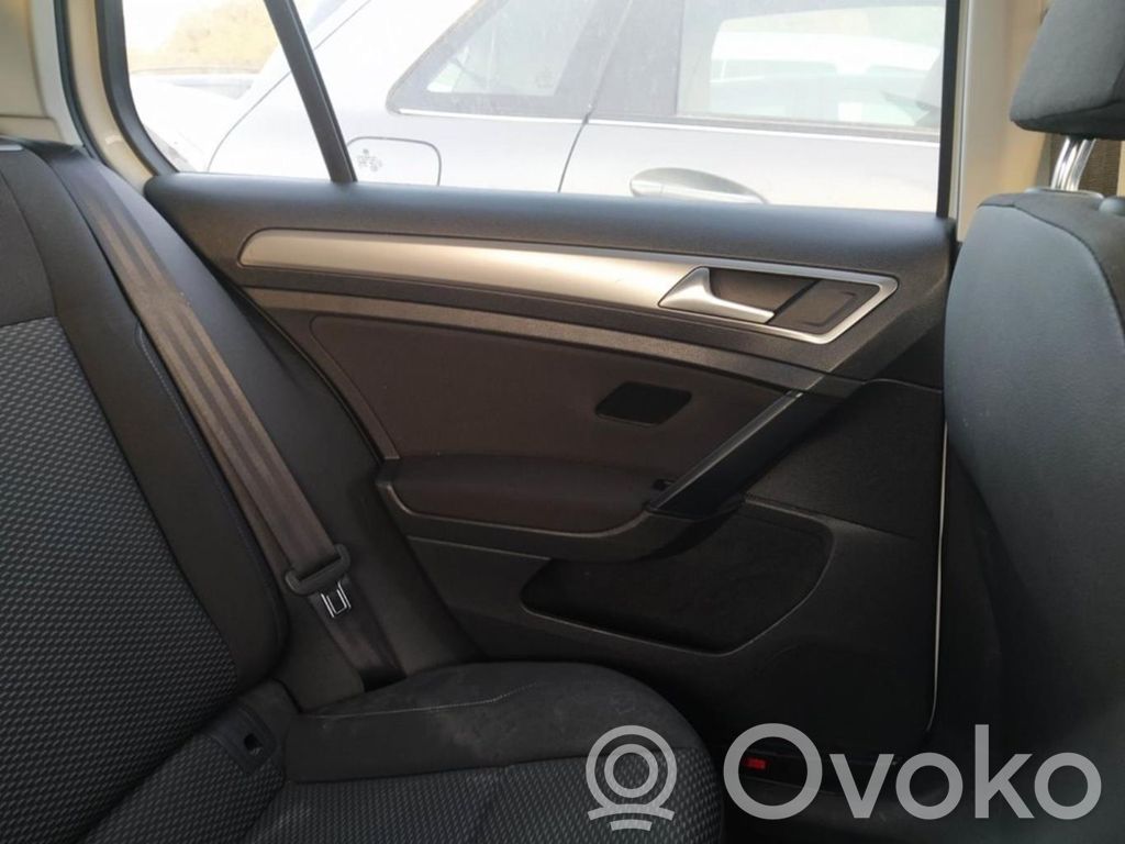 Volkswagen Golf VII Takaoven verhoilu 